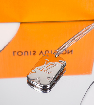 루이비통 로고 목걸이