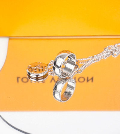 루이비통 쓰리인원 목걸이