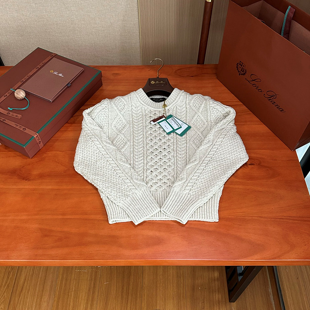 로로피아나 꽈베기 니트